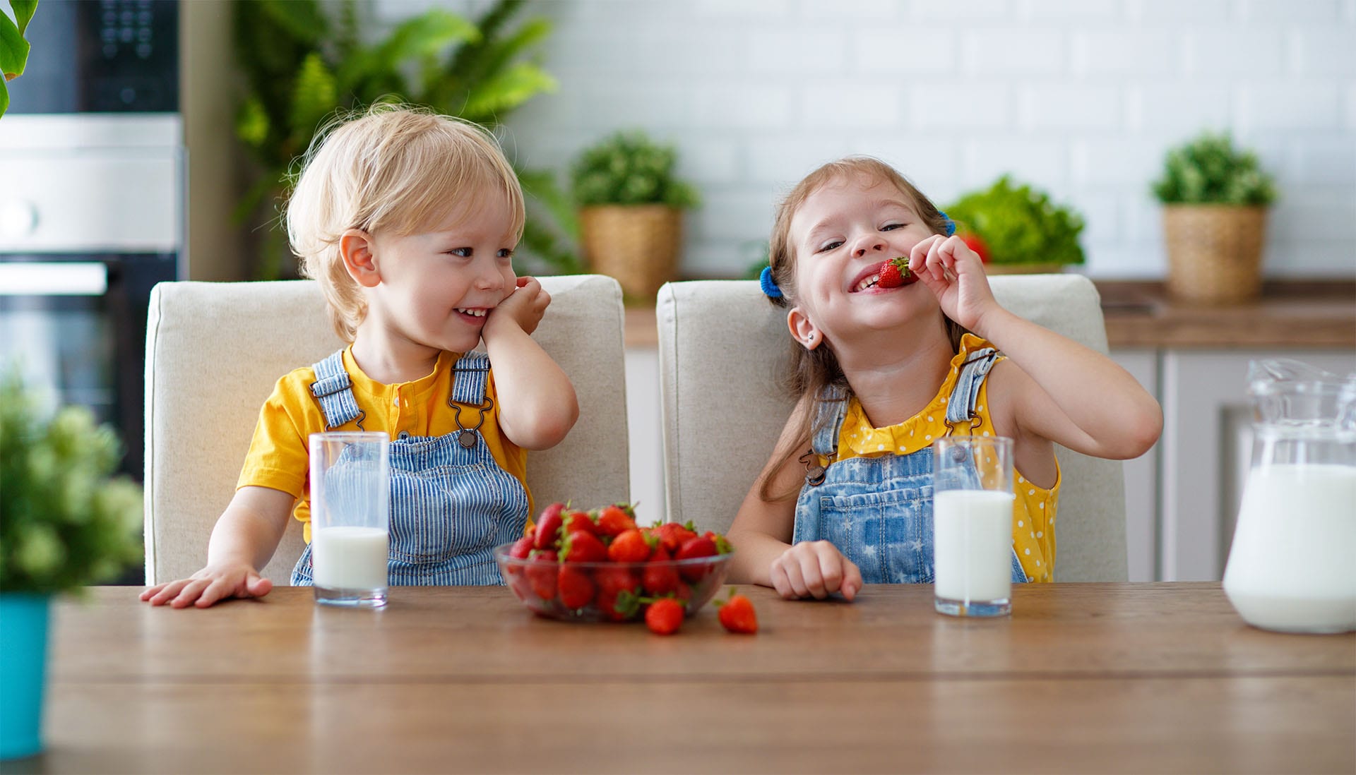 enfants mangeant une collation